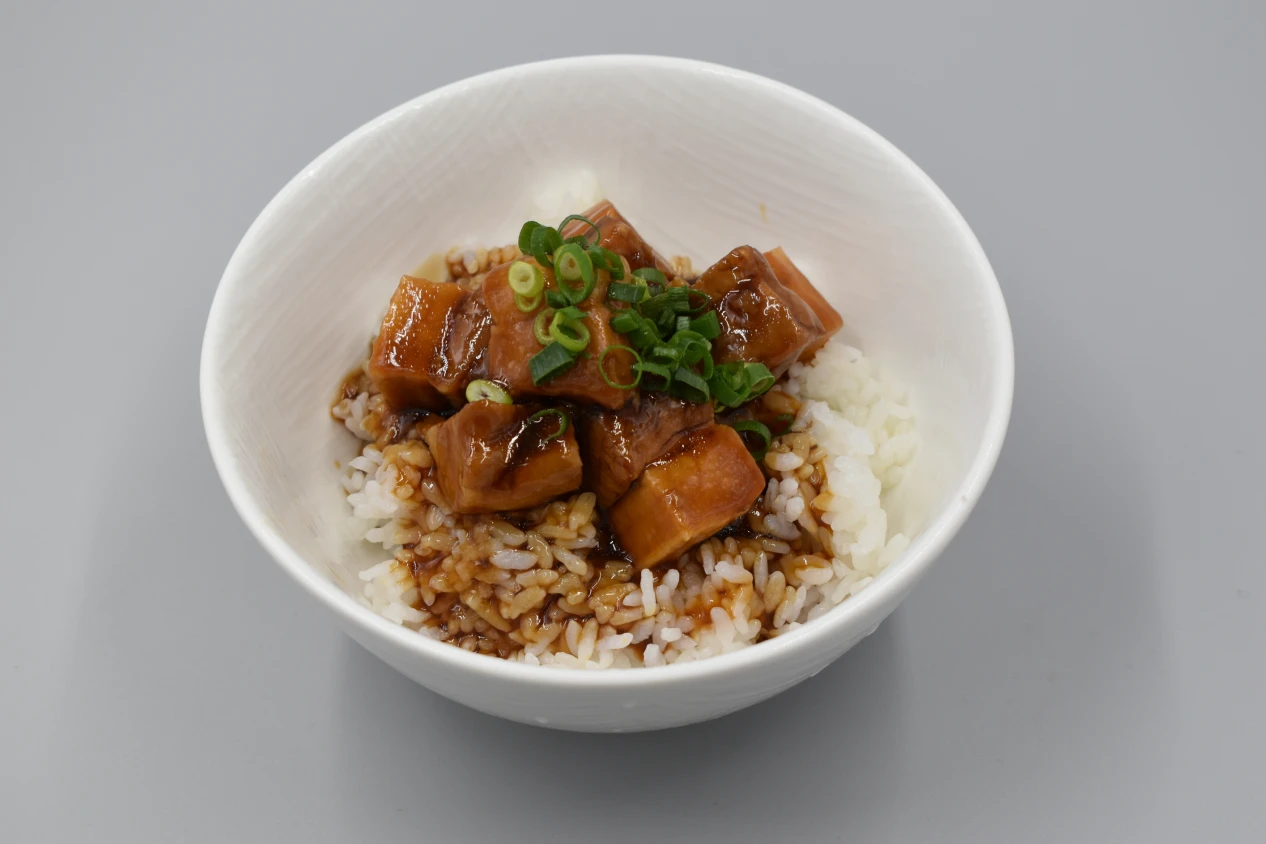 角煮丼（味噌汁付）